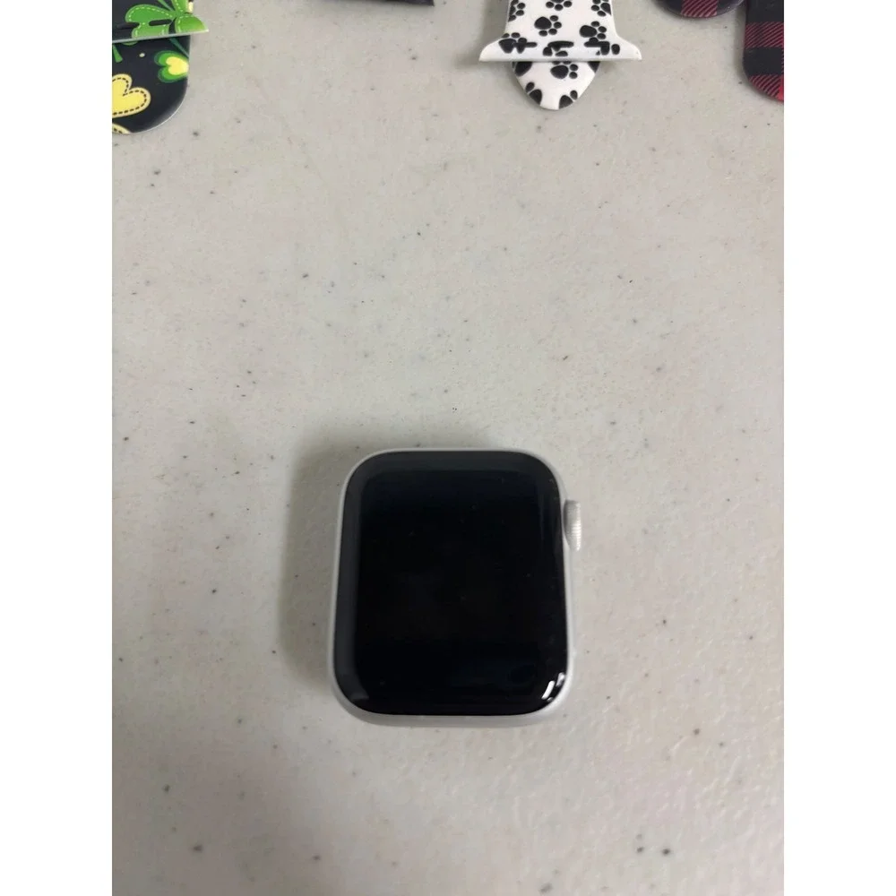 Apple‎ Watch Series 4 40mm Silver Aluminum 7 Patterned Silicone Bands - untested
